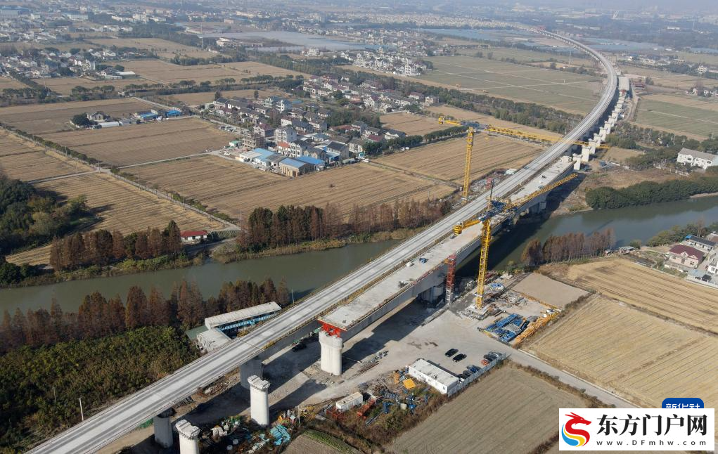 沪宁合高铁上海特大桥跨蒲华塘连续梁中段顺利合龙(图1)