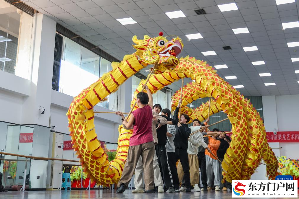 青春在龙舞中绽放(图1)