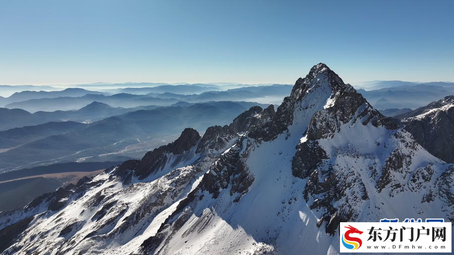 航拍云南丽江玉龙雪山巍峨壮观(图1)